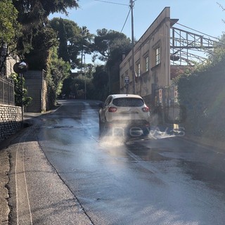 Sanremo: grossa perdita d'acqua invade via Duca degli Abruzzi
