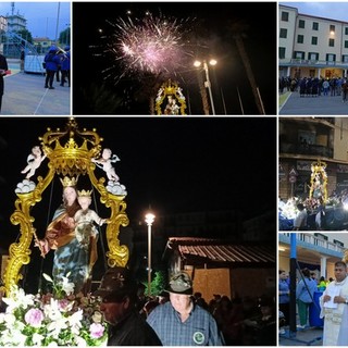 Vallecrosia, processione e fuochi d'artificio per la festa di Maria Ausiliatrice (Foto e video) Vallecrosia, processione e fuochi d'artificio per la festa di Maria Ausiliatrice (Foto e video)