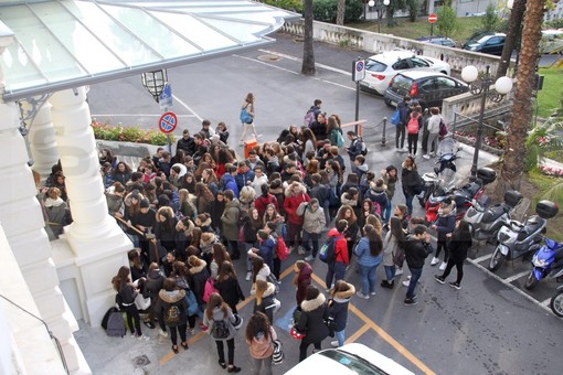Sanremo: scuola fatiscente e gravi problemi strutturali, la protesta della 'Ruffini-Aicardi' approda in Comune (Foto e Video)