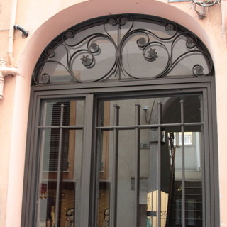 Sanremo: 'movida' e portone divelto in via Gaudio, intervento di una nostra lettrice