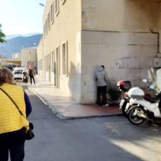 Ventimiglia: un lettore "Miasmi di urina appena uscito di casa vicino alla stazione ferroviaria"