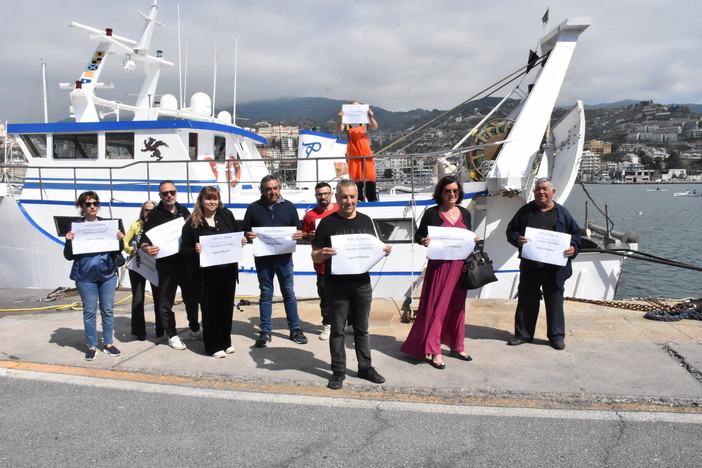 Anche nei porti della nostra provincia la protesta dei pescatori a strascico "A rischio l'affondamento del settore!" (Video) Anche nei porti della nostra provincia la protesta dei pescatori a strascico "A rischio l'affondamento del settore!" (Video)