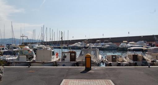 Bordighera: 11 motori 'fuoribordo' rubati in due notti dal porto della città delle palme