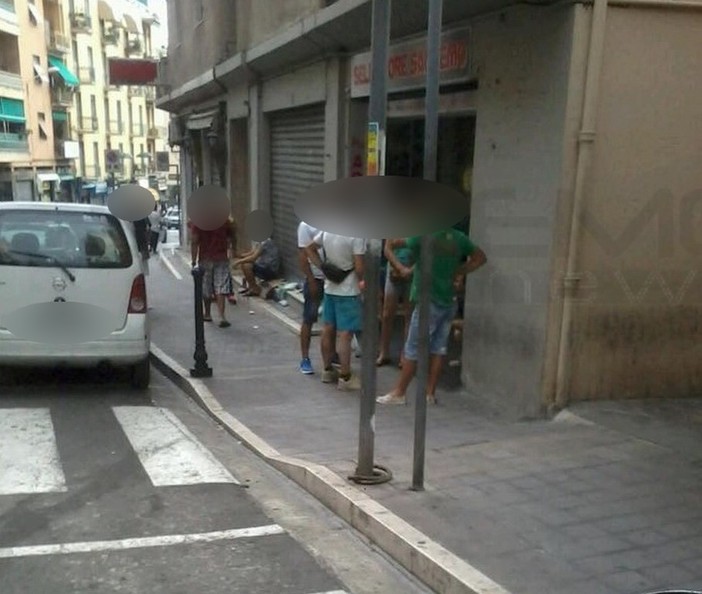 Sanremo: ancora proteste nella zona sud di Via Martiri, un lettore protesta e ci invia una serie di foto Sanremo: ancora proteste nella zona sud di Via Martiri, un lettore protesta e ci invia una serie di foto