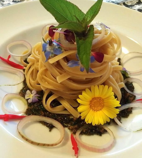 Il pesto con cipolla egiziana ligure, fiori ed erbe di campo: la nuova rivisitazione di Marco Damele