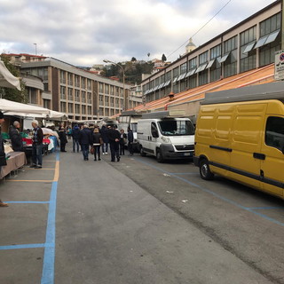 Sanremo: strada d'accesso bloccata per i lavori all'Annonario, 25 ambulanti chiudono per protesta (Foto e Video)