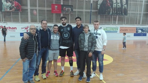 Nella foto una delegazione della Pallamano Ventimiglia posa con l'azzurro Andrea Parisini