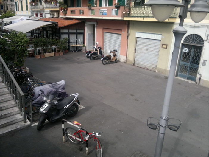 Sanremo: 'parcheggio selvaggio' in piazza Sardi, la mail arrabbiata di un nostro lettore