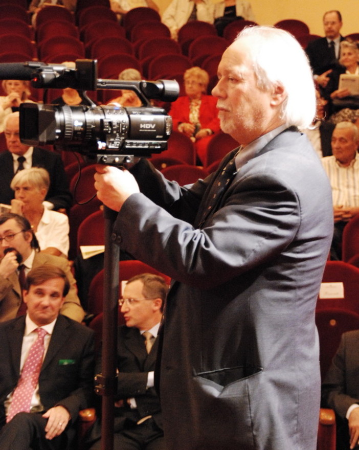 Il noto operatore e broadcaster Roberto Pecchinino ha aperto la prima televisione web di Sanremo