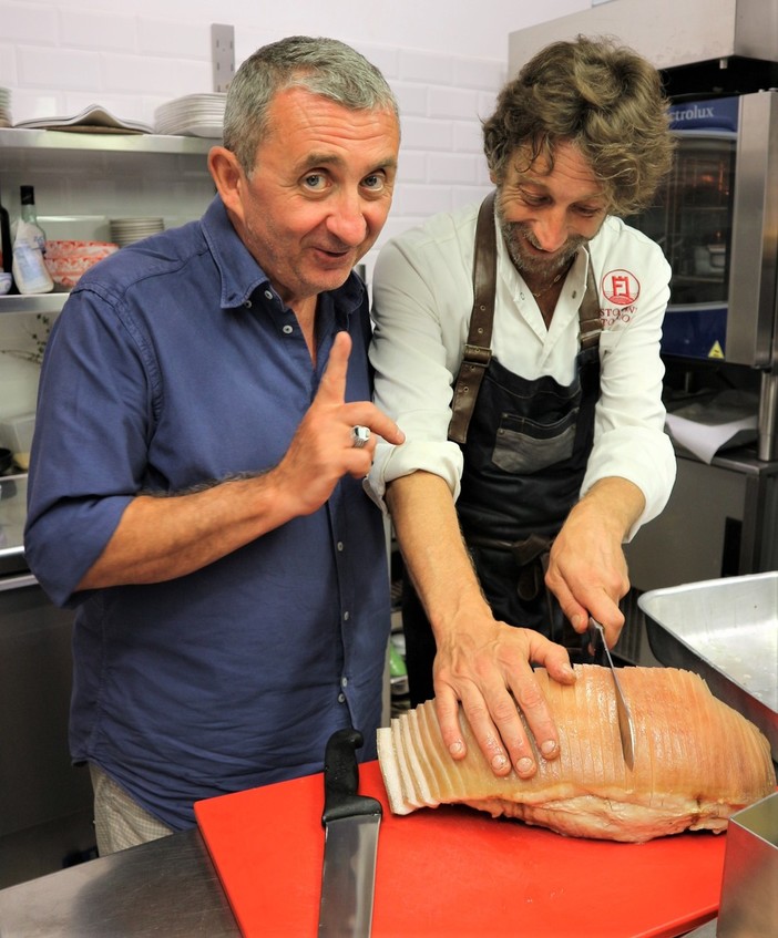 Tutto esaurito da Federico Lanteri all’Osteria Martini di Pigna per la serata dedicata all’attore-chef Stefano Bicocchi in arte “Vito” Tutto esaurito da Federico Lanteri all’Osteria Martini di Pigna per la serata dedicata all’attore-chef Stefano Bicocchi in arte “Vito”
