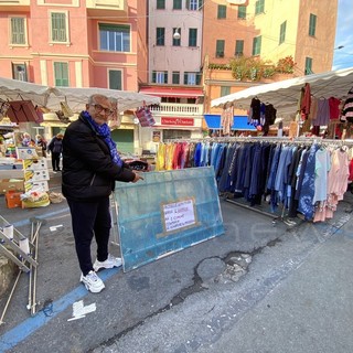 Sanremo: dopo un mese continua la protesta al mercato, "Arriveremo sotto al Comune se sarà necessario" (foto e video) Sanremo: dopo un mese continua la protesta al mercato, "Arriveremo sotto al Comune se sarà necessario" (foto e video)