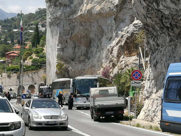 L'Italia dice 'stop' agli sbarchi e lancia l'aut aut all'Unione Europea: cosa accadrà a Ventimiglia?