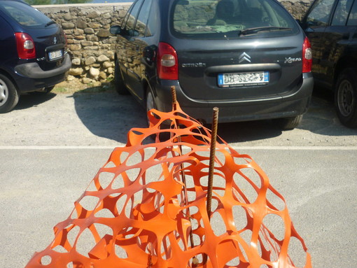 Sanremo: tondini per armatura nel parcheggio, la segnalazione di un lettore Sanremo: tondini per armatura nel parcheggio, la segnalazione di un lettore