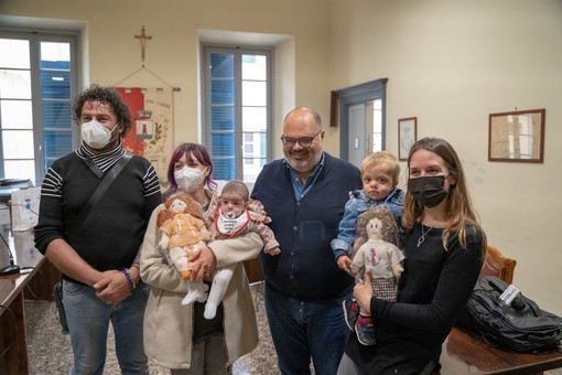 A Riva Ligure una 'Pigotta' per ogni nuovo nato nel 2021, consegnate le prime due bambole dell'UNICEF A Riva Ligure una 'Pigotta' per ogni nuovo nato nel 2021, consegnate le prime due bambole dell'UNICEF