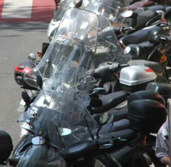 Sanremo: multe alle moto fuori dai limiti in piazza Eroi, lettore "Guardate cosa combinano le auto!"