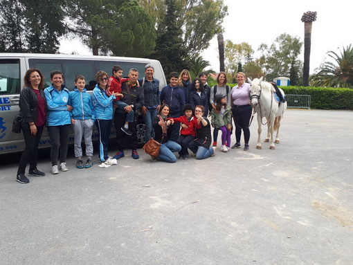 Sanremo: in due scuole matuziane, conclusi i progetti di Pet Therapy con il cavallo e Acquaticità (foto)