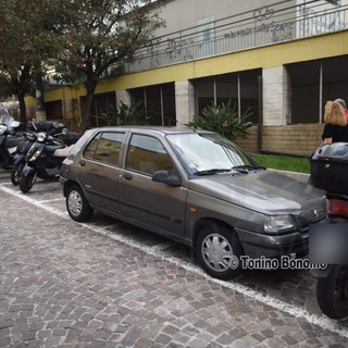 Sanremo: auto parcheggiata sui posti dedicati alle moto in via Manzoni, il caso si ripete Sanremo: auto parcheggiata sui posti dedicati alle moto in via Manzoni, il caso si ripete