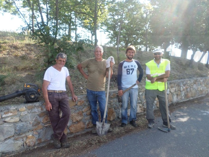 Civezza: pala e rastrello in mano, l'amministrazione e alcuni volontari puliscono la strada provinciale Civezza: pala e rastrello in mano, l'amministrazione e alcuni volontari puliscono la strada provinciale