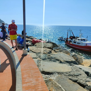 Imperia: peschereccio incagliato nella zona della Rabina, intervento della Guardia Costiera (Foto)