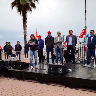 Ventimiglia: Primo Maggio sul tema della sicurezza, Ioculano "Parliamo con i francesi per gli scioperi nei trasporti" (Foto e Video) Ventimiglia: Primo Maggio sul tema della sicurezza, Ioculano "Parliamo con i francesi per gli scioperi nei trasporti" (Foto e Video)