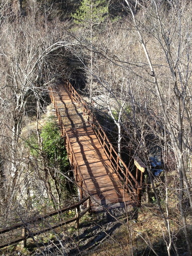 Triora: terminati gli interventi di recupero dell'antico ponte pedonale in legno in frazione Creppo Triora: terminati gli interventi di recupero dell'antico ponte pedonale in legno in frazione Creppo
