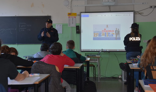 Vallecrosia: la Polizia nelle scuole ‘Andrea Doria’ per sostenere la cultura della legalità Vallecrosia: la Polizia nelle scuole ‘Andrea Doria’ per sostenere la cultura della legalità