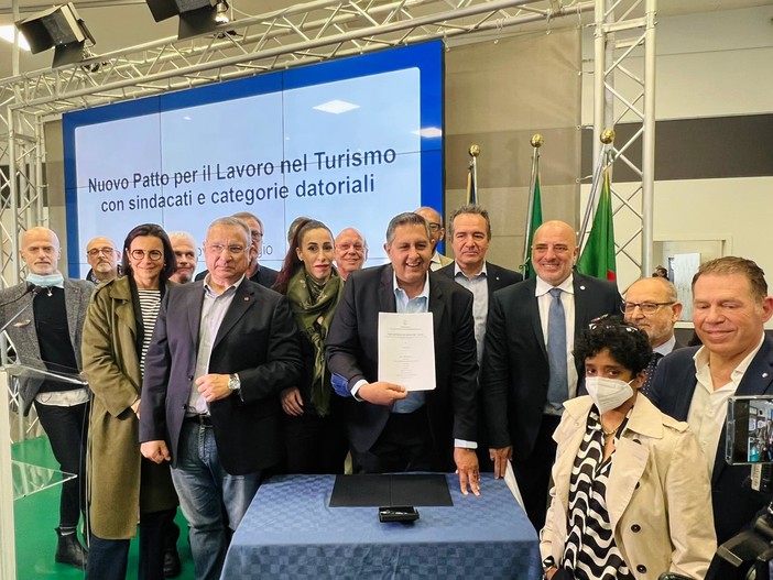 Turismo: Regione Liguria, firmato il nuovo patto per il lavoro con sindacati e categorie, al via bonus assunzionali per sostenere imprese e favorire occupazione Turismo: Regione Liguria, firmato il nuovo patto per il lavoro con sindacati e categorie, al via bonus assunzionali per sostenere imprese e favorire occupazione