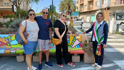 Vallecrosia, dedicate alla memoria dei ristoratori Assunta Marra e Marcello Martelli le panchine sul solettone nord (Foto e video)