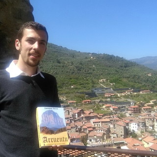 Dolceacqua: soddisfazione da parte del giovane scrittore Lorenzo Vacca per il successo durante la presentazione di ‘Arcuentu’