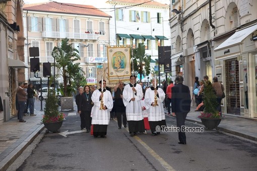 Sanremo: le foto scattate oggi da Tonino Bonomo alla processione del Corpus Domini nel centro città Sanremo: le foto scattate oggi da Tonino Bonomo alla processione del Corpus Domini nel centro città