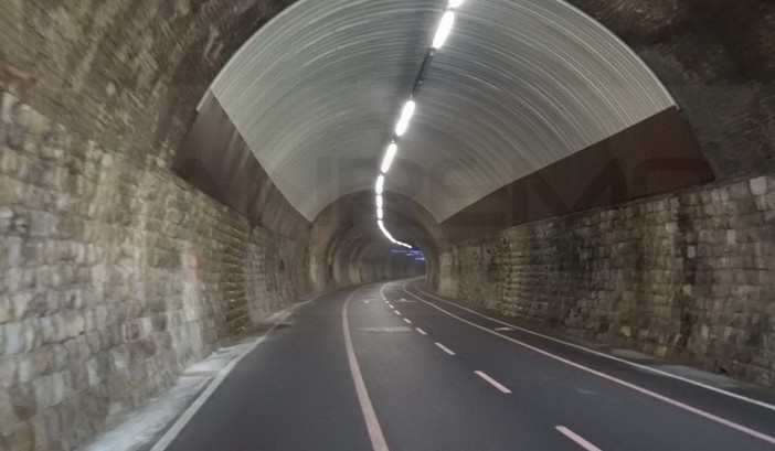Sanremo: il Comune "La galleria verso Ospedaletti è perfettamente illuminata, dalle 6 del mattino alle 3 di notte" (Foto e Video)