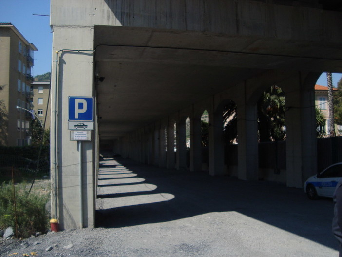 Imperia: protesta dei cittadini per i posti auto a Castelvecchio, la replica di Wolfango Belmonti a Broccoletti