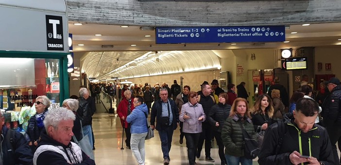 Il flusso di turisti in arrivo alla stazione di Sanremo