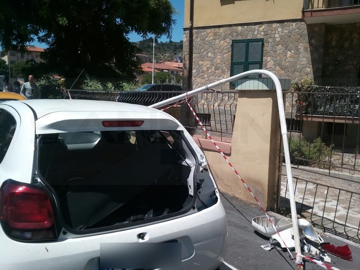 Imperia: palo della luce cade su una macchina in via Manzoni, intervento dei Vigili del Fuoco (Foto)