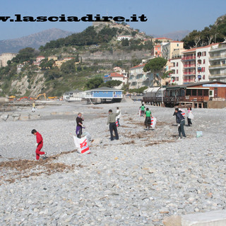 “Stop all’invasione della plastica”:  volontari scendono in campo per la pulizia dei sentieri e delle spiagge di Ventimiglia