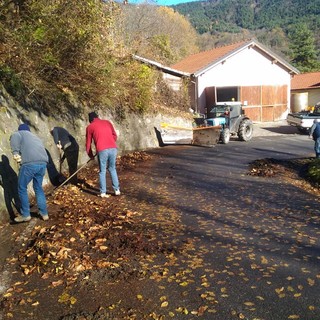 Mendatica: 27 volontari hanno lavorato questa mattina per la pulizia delle strade insieme al Sindaco (Foto)