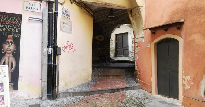 Sanremo: centro storico, residenti in pressing sul Comune “Garantire accesso, carico e scarico e sosta per i ciclomotori” Sanremo: centro storico, residenti in pressing sul Comune “Garantire accesso, carico e scarico e sosta per i ciclomotori”