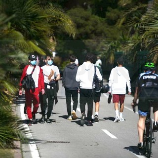 Nuovo weekend di sole e distanziamenti sociali ancora dimenticati: non avrebbe più senso riaprire tutto con regole e controlli serrati?