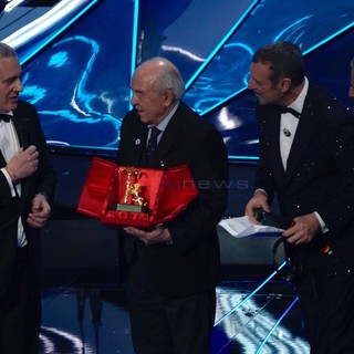La premiazione sul palco dell'Ariston (foto Duilio Rizzo)