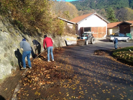 Mendatica: 27 volontari hanno lavorato questa mattina per la pulizia delle strade insieme al Sindaco (Foto)