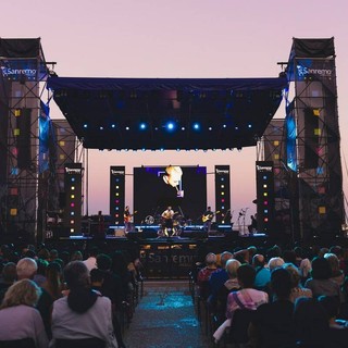 Sanremo torna agli anni '90 e 2000 con 'Forever Hits': questa sera Piazza San Siro si trasforma in una grande festa della musica