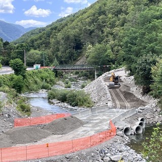 Demolizione e ricostruzione del ponte di Molini di Triora: il guado sul torrente è pronto