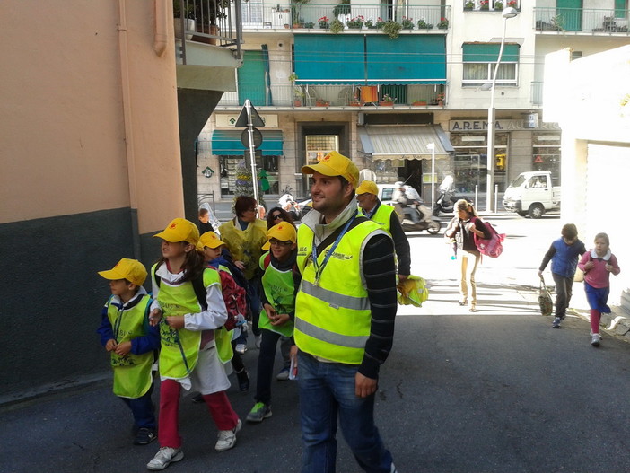 Sanremo: questa mattina è stata festeggiata la conclusione del periodo sperimentale del 'Pedibus' Sanremo: questa mattina è stata festeggiata la conclusione del periodo sperimentale del 'Pedibus'