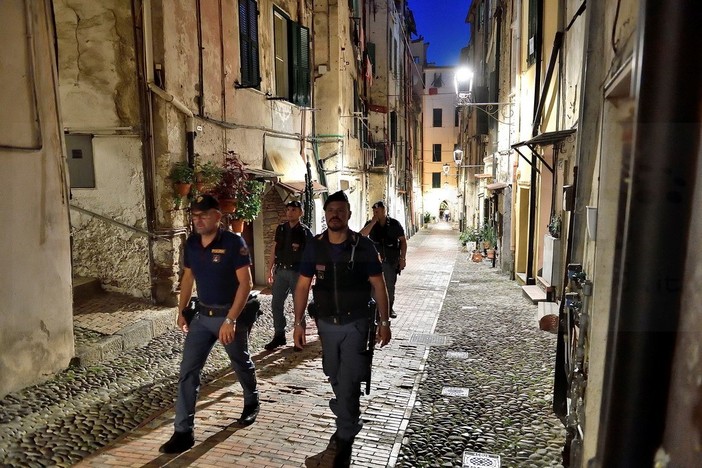 Servizio di controllo stanotte a Sanremo: multati due esercizi pubblici e controllato un centinaio di persone Servizio di controllo stanotte a Sanremo: multati due esercizi pubblici e controllato un centinaio di persone