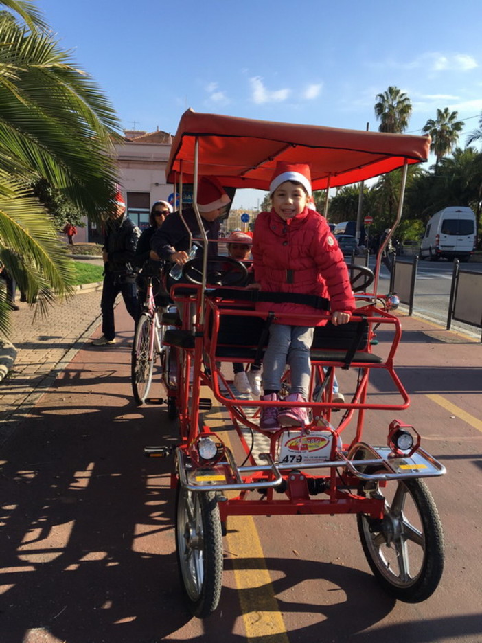 Ospedaletti: con i ragazzi della Pro Loco una passeggiata sulla ciclabile insieme a... Babbo NAtale Ospedaletti: con i ragazzi della Pro Loco una passeggiata sulla ciclabile insieme a... Babbo NAtale