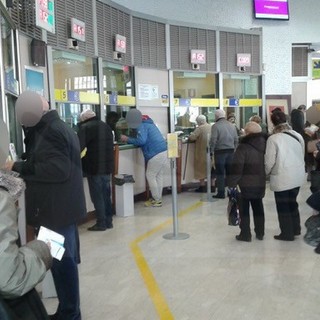 Sanremo: disservizi alle Poste Centrali, attese interminabili e disagi per gli utenti che protestano