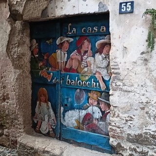 "Le porte...socchiuse", spettacolo itinerante lungo i caruggi di Vallecrosia Alta (Foto) "Le porte...socchiuse", spettacolo itinerante lungo i caruggi di Vallecrosia Alta (Foto)