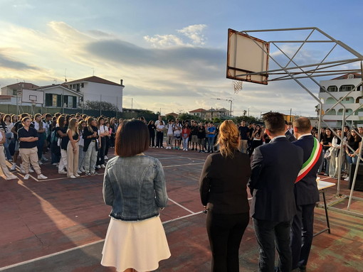 Per il primo giorno di scuola, la carica dei ‘duecento’ al Liceo ‘Aprosio’ di Ventimiglia Per il primo giorno di scuola, la carica dei ‘duecento’ al Liceo ‘Aprosio’ di Ventimiglia