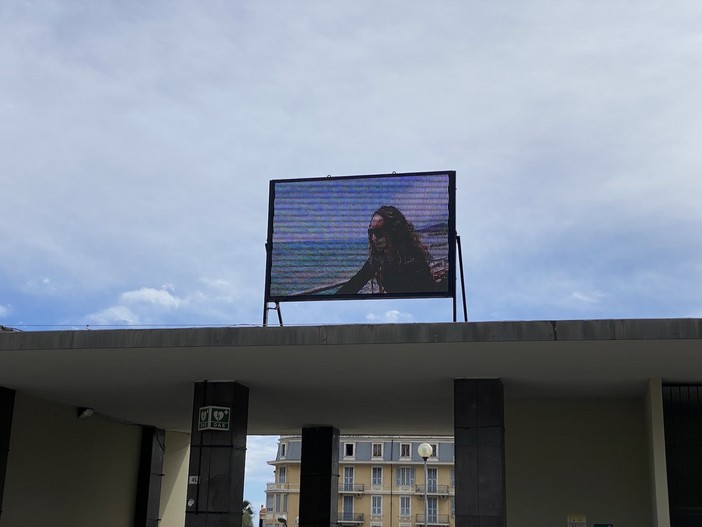Il pannello di piazza Colombo trasmette il video promozionale di Sanremo