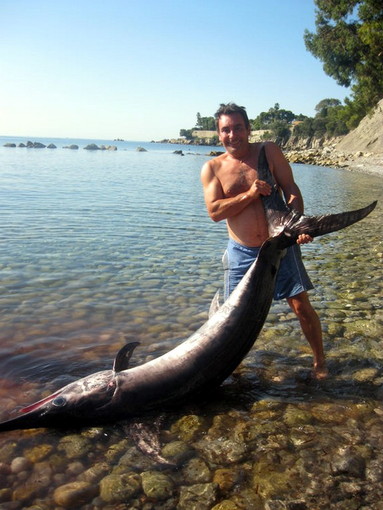 Ventimiglia: floricoltore mette a segno una cattura record, pesce spada da 140 kg.!